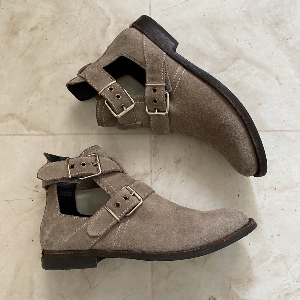 $895 Burberry Made in Italy Grey Suede Cut Out Buckle Moto Ankle Boots Size 6.5 - Picture 3 of 16